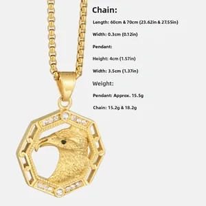 Détail du pendentif aigle doré avec yeux en gemme verte et bordure en zircons brillants