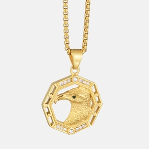 Gros plan détaillé du pendentif tête d'aigle avec œil vert et cadre octogonal serti