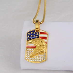 Makroaufnahme von goldener Dog-Tag-Halskette mit Adler-Relief, Flagge und Kristallen