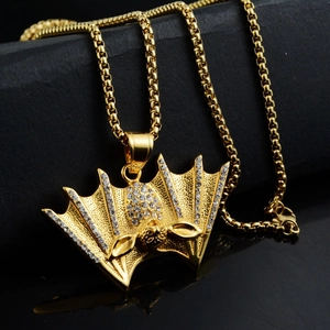 Détail macro du pendentif chauve-souris dorée avec cristaux et chaîne à mailles