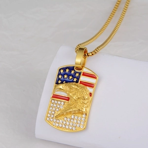 Detail der goldenen Adler-Erkennungsmarke mit US-Flaggen-Emaille und funkelnden Strasssteinen