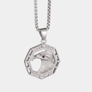 Détail du pendentif octogonal aigle en argent avec gemme verte et cristaux brillants