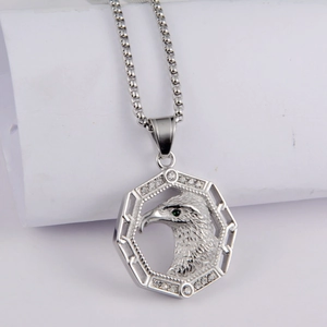 Pendentif tête d'aigle octogonal en acier titane avec œil vert et pierres sur chaîne argent