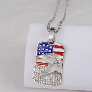 Nahaufnahme des Silbernen Adler-Militäranhängers mit US-Flaggen-Emaille und Strass