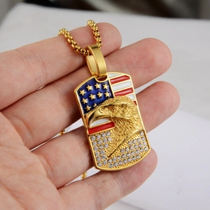 Detail eines Adler-Hundemarkenanhängers mit Strasssteinen und US-Flaggenfarben