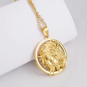 Détail macro du pendentif Jésus en relief doré avec couronne d'épines sur chaîne