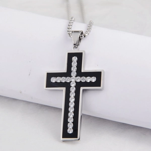Collier avec pendentif croix en acier titane poli serti de strass et chaîne épaisse