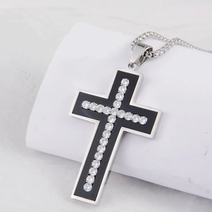 Collier croix hip hop en acier titane avec zircons pavés sur fond de marbre
