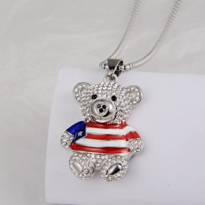 Hip-Hop Teddybär Anhänger Halskette mit funkelnden Kristallen und Emaille Flagge am Halsband