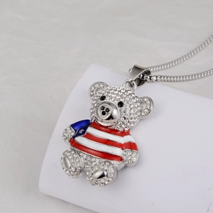 Detailaufnahme des Teddybär-Anhängers mit Kristallen und US-Flaggen-Design am Halsband