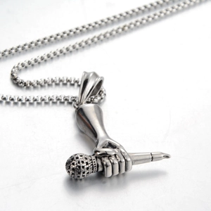 Collier hip hop en acier titane avec pendentif main tenant un micro et chaîne carrée