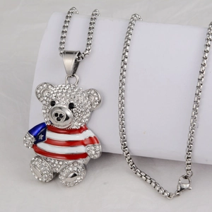 Detailansicht des Teddybär-Anhängers mit weißen Strasssteinen und Flaggenmuster-Pullover