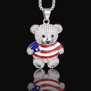 Hip-Hop Teddybär Anhänger Halskette mit Kristallbesatz und Emaille-Flaggen-Detail