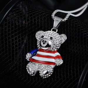 Hip-Hop Teddybär Anhänger Halskette mit glitzernden Strasssteinen und Emaille-Flaggen-Design