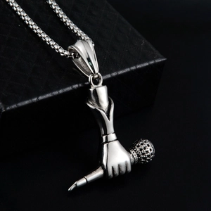 Collier hip hop en acier inoxydable argenté avec pendentif main tenant un microphone