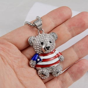 Detailansicht des Hip-Hop Teddybär-Anhängers mit glitzernden Kristallen und Streifen-Design