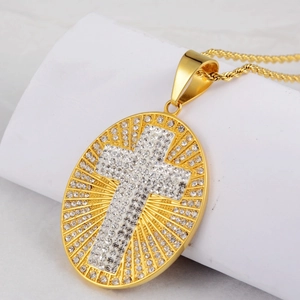 Collier hip hop en acier titane avec pendentif croix glacé sur plaque ovale dorée