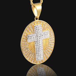 Collier pendentif croix dorée serti de strass brillants sur fond noir élégant