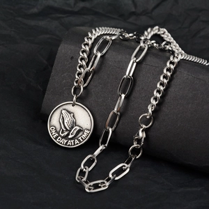 Vintage-Edelstahlkette mit betendem Hände-Rundanhänger und gemischter Gliederkette