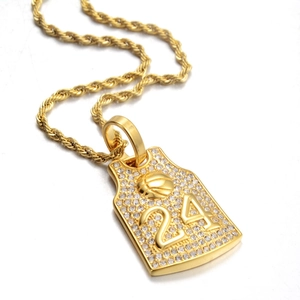 Collar hip hop con colgante de camiseta de baloncesto dorada con grabado 24 y diamantes imitación