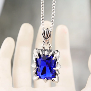 Collier hip-hop en acier titane avec grand bijou rectangulaire bleu et serti en griffe de dragon