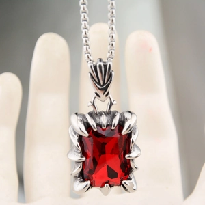 Collier Pendentif Griffe de Dragon en Acier Titane Strass Rectangulaire Rouge Bleu Bijou Rétro Punk Homme Femme Cadeau