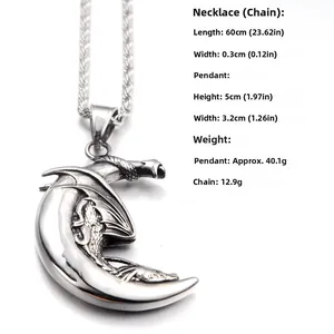 Vue détaillée du pendentif dragon et lune argenté avec les dimensions et le poids précis