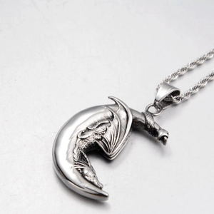 Collier avec pendentif dragon et lune en acier inoxydable de style gothique vintage