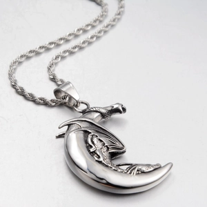 Collier avec pendentif dragon et croissant de lune en acier inoxydable argenté vieilli