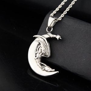 Pendentif lune et dragon hip hop en acier titane avec textures d'écailles détaillées