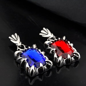Détails des pendentifs gothiques en forme de griffes avec gemmes rectangulaires bleu et rouge