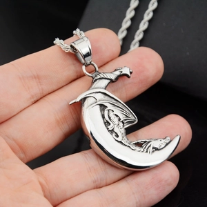 Collier en acier titane gothique avec un dragon enroulé autour d'un croissant de lune