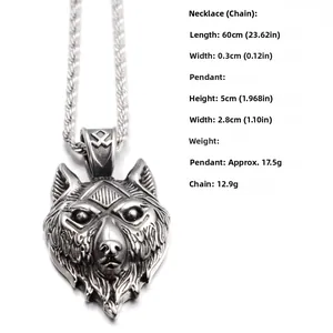 Vue détaillée du pendentif tête de loup viking, hauteur 5cm et chaîne en acier de 60cm