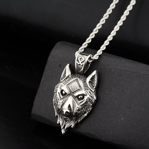 Collier avec pendentif tête de loup Viking en acier inoxydable et runes nordiques