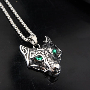 Detailaufnahme Wikinger Wolfskopf Anhänger mit grünen Kristallaugen und Antik-Silber-Finish