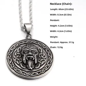 Détail du médaillon de guerrier viking avec motifs celtiques et chaîne corde torsadée