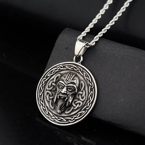 Collier avec pendentif guerrier Viking et motifs celtiques en finition argent antique