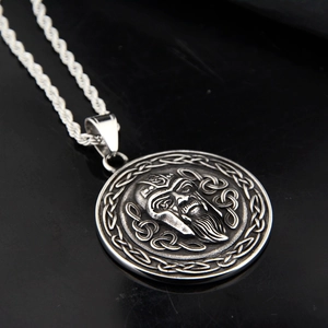 Détail du pendentif guerrier viking avec nœud celtique sur une surface miroir noire