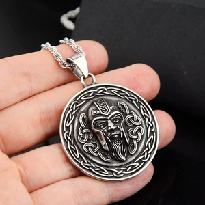 Collier avec pendentif rond Viking Odin en acier inoxydable et motifs celtiques