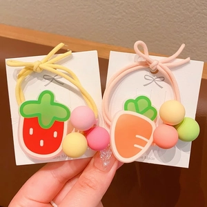 Détail de chouchous fraise et carotte faits main avec des perles colorées et nœuds