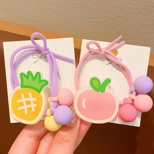 Détail de chouchous pour enfants avec pendentifs en acrylique fraise et pêche mignons