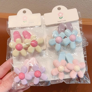 Detail view of 8pcs colorful macaron floral hair clips set on a handmade display card
