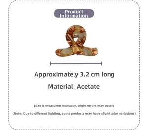 Detailaufnahme der 3,2 cm langen Haarklammer aus Acetat mit France Handmade Gravur