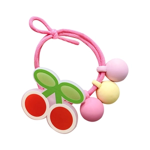 Élastique à cheveux rose avec pendentif cerise en acrylique et perles mates colorées