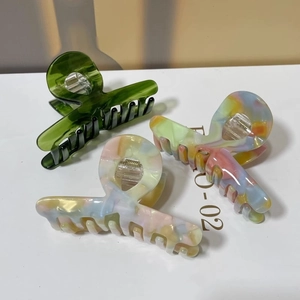 Three-piece set of medium resin hair claw clips with marble texture and solid green finish