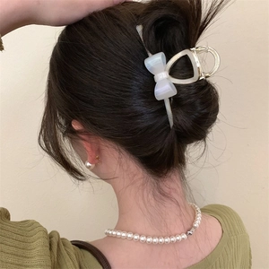 Elegante pinza per capelli a fiocco bianco perla con presa in metallo dorato per donna