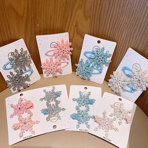 Macro di fermagli per capelli a fiocco di neve colorati con paillettes e strass lucidi