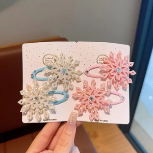 Dettaglio di fermagli per capelli a fiocco di neve con paillettes per bambine