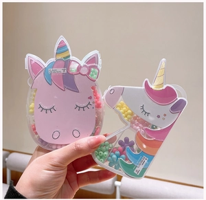 Dettaglio del kit fai-da-te di perline unicorno per bambini con perline colorate