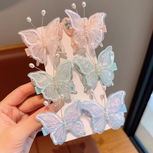 Détail de six pinces à cheveux papillon brodées avec de la dentelle et des perles